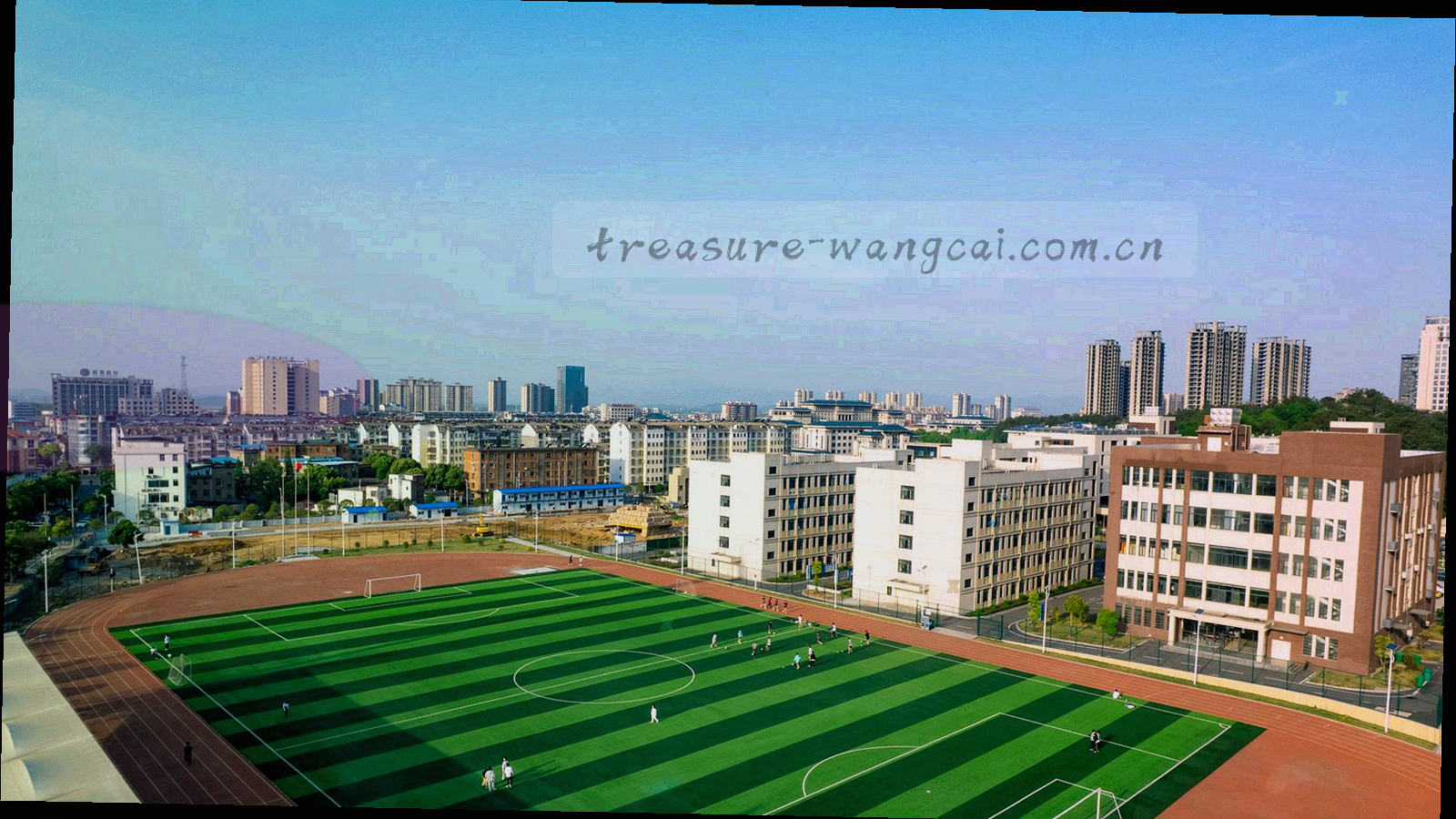 赣江与南昌城市天际线剪影叠在精密网格上的抽象底图